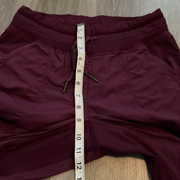 Lululemon women pants. Size 6 - Picture 6 of 8